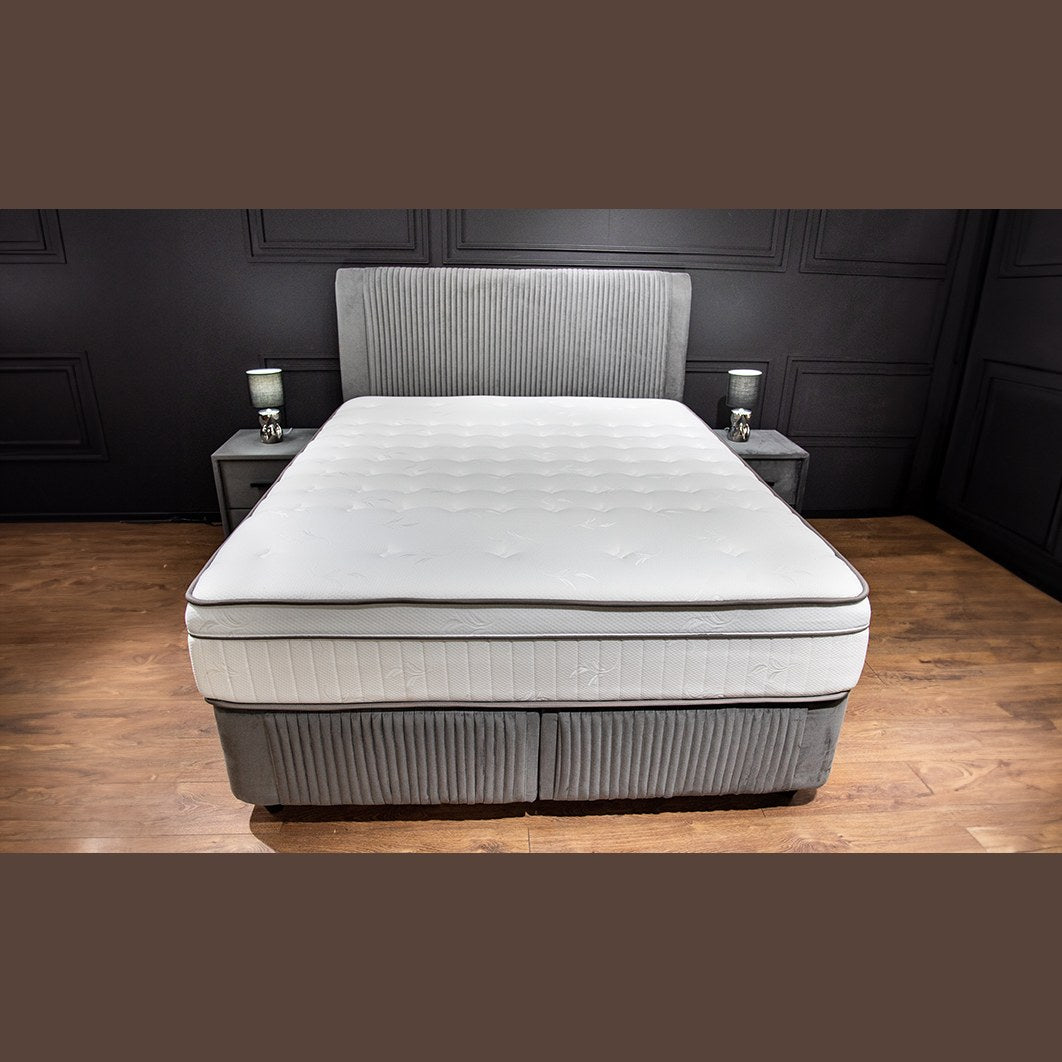 Pat Bella Grey în dormitor, imaginea 11