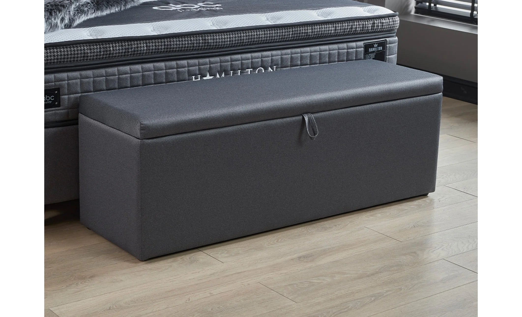 Pat tapitat Hamilton, vedere 7
